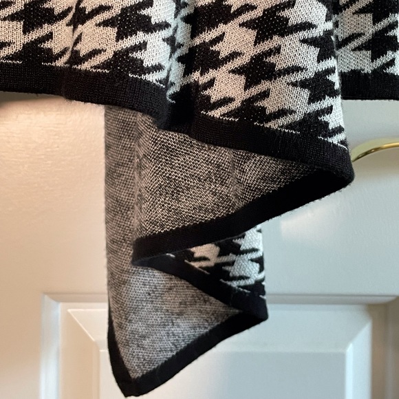 Black🖤 & 🤍White Houndstooth Cardigan - Picture 8 of 9